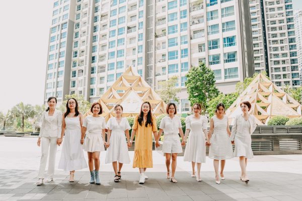 遇见聊天内容团队在明亮办公区围坐讨论栏目结构，桌面摊开写满批注的纸质清单，气氛专注而轻松
